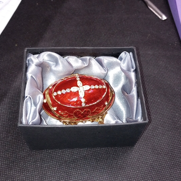 Elegant Red and Gold Decorative Jewelry Box - Picture 6 of 7